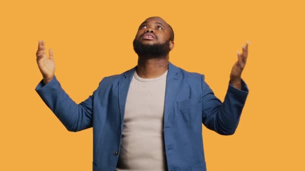 Joyeux Homme Pieux Afro Américain Levant Les Yeux Vers Ciel — Video