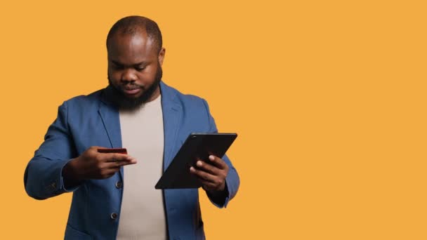 인터넷과 카드를 제품에 태블릿 스크린에 스크롤 아프리카계 미국인 행복하게 온라인 — 비디오