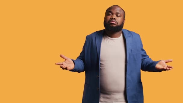Hombre Afroamericano Encogiéndose Hombros Sin Importarle Habiendo Separado Apatía Expresión — Vídeo de stock