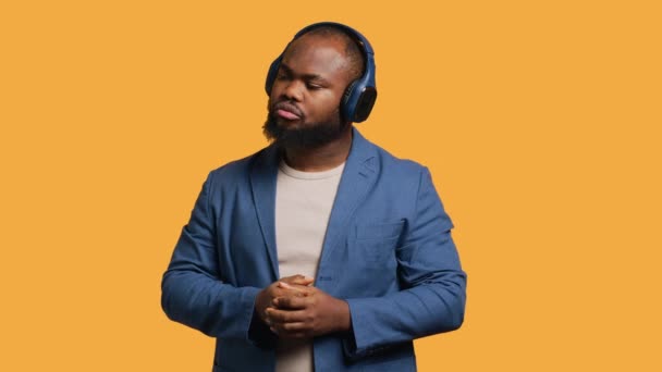 Африканський Американець Відчуває Себе Виснаженим Від Перевтоми Відсутності Сну Страждає — стокове відео