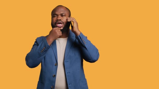 Африканский Американец Вдумчиво Разговаривал Другом Время Телефонного Звонка Студии Пенсионер — стоковое видео