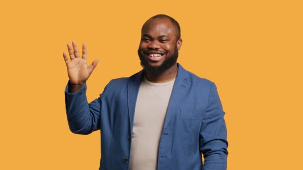 Afrykański Amerykanin Radością Pozdrawia Dłoń Portret Szczęśliwej Osoby Bipoc Podnoszącej — Wideo stockowe