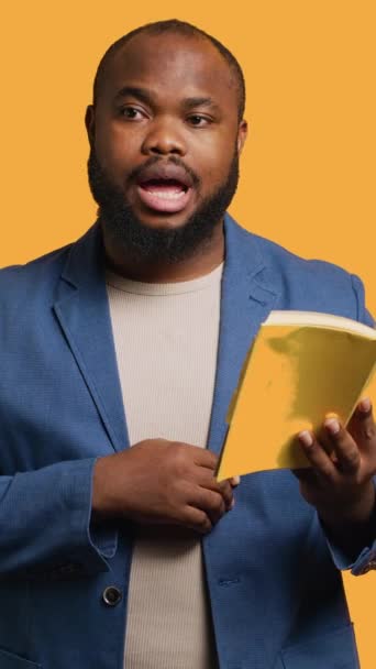 Vertical Video African American Orator Reading Book Aloud Narrating Story — Stock Video