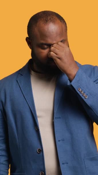 Verticale Video Afro Amerikaanse Man Voelt Zich Uitgeput Door Overwerken — Stockvideo