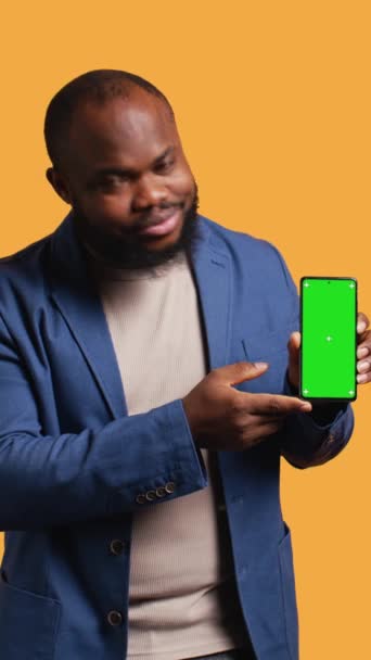 Vertikal Video Glad Afrikansk Amerikansk Man Håller Grön Skärm Telefon — Stockvideo