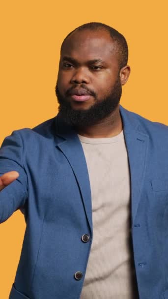 Vertikal Video Stern Afrikansk Amerikansk Man Gör Stoppa Hand Gest — Stockvideo