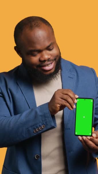 Vídeo Vertical Alegre Hombre Afroamericano Recomendando Pantalla Verde Smartphone Riendo — Vídeos de Stock
