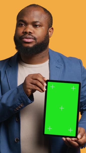 Video Verticale Ritratto Uomo Afroamericano Che Marketing Influencer Utilizzando Tablet — Video Stock