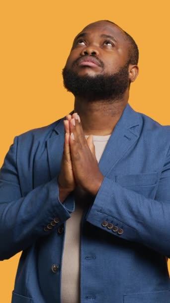 Függőleges Videó Pious Afro Amerikai Férfi Imádkozik Istenéhez Bocsánatot Kér — Stock videók