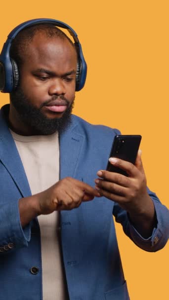 Κάθετη Βίντεο Χαμογελώντας Αφροαμερικανός Άνδρας Ακούγοντας Μουσική Ακουστικά Bluetooth Συνδεδεμένα — Αρχείο Βίντεο