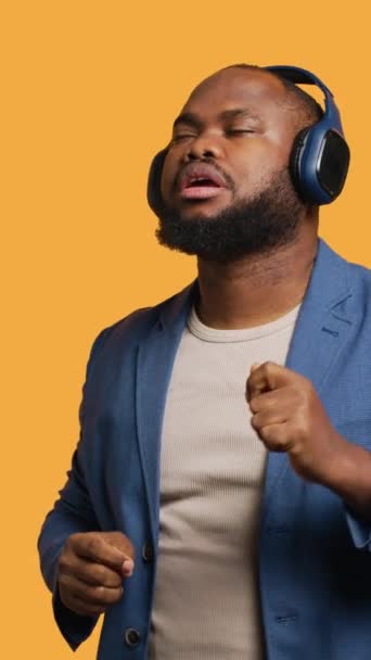 Vídeo Vertical Feliz Persona Afroamericana Divirtiéndose Bailando Ritmo Escuchando Auriculares — Vídeo de stock