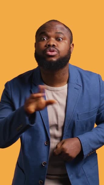 Vertikales Video Genervt Afrikanisch Amerikanischer Mann Beim Händeschütteln Gestikulierend Genervt — Stockvideo