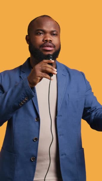 Vidéo Verticale Portrait Conférencier Afro Américain Tenant Monologue Aide Microphone — Video