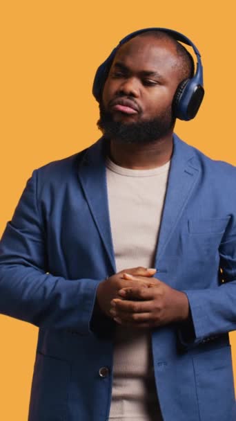 Video Verticale Rilassato Uomo Afroamericano Che Diverte Ascoltare Musica Con — Video Stock