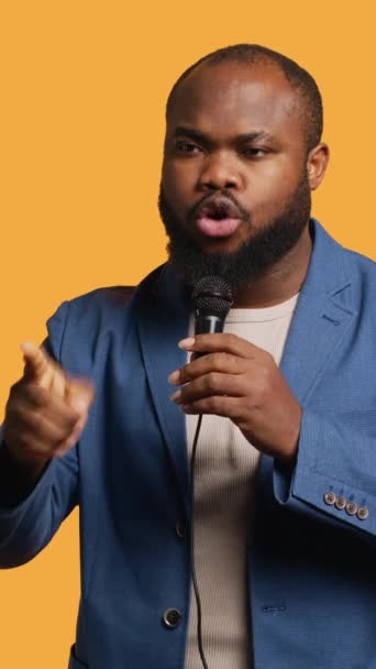 Vidéo Verticale Conférencier Motivationnel Afro Américain Tenant Monologue Aide Microphone — Video
