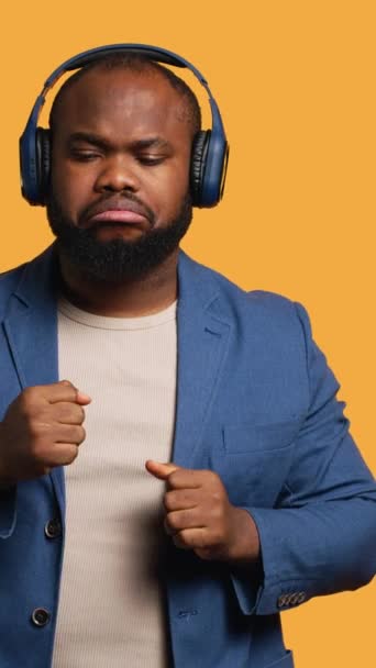 Вертикальне Відео Carefree Людина Слухає Енергійну Музику Гойдається Ритмі Насолоджується — стокове відео