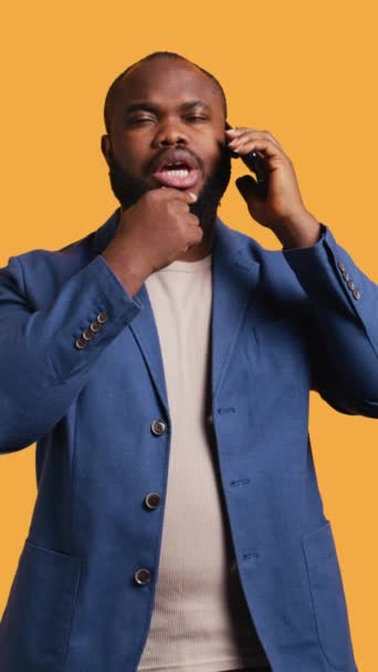 Dikey Video Afrikalı Amerikalı Adam Telefon Görüşmesi Sırasında Arkadaşlarıyla Düşünceli — Stok video