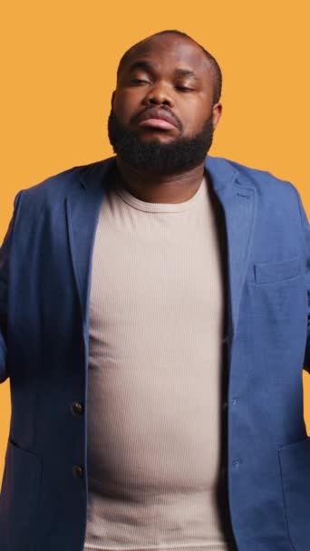 Вертикальне Відео Афроамериканського Чоловіка Відкидає Плечі Турбуючись Відмежовуючи Вираз Обличчя — стокове відео