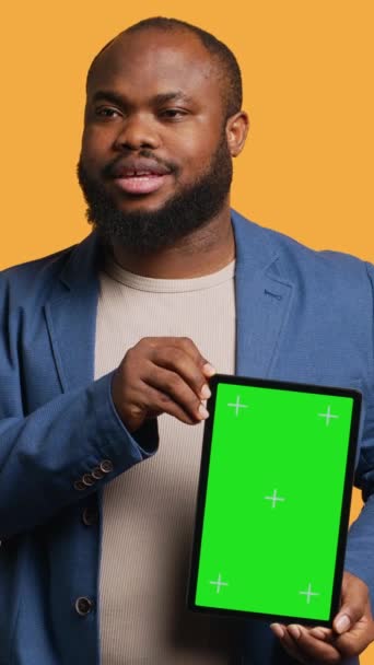 Vidéo Verticale Amusé Homme Afro Américain Riant Tout Présentant Tablette — Video