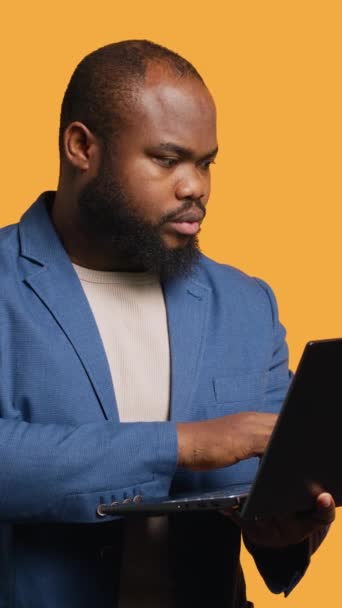 Video Verticale Uomo Afroamericano Che Utilizza Computer Portatile Svolgere Attività — Video Stock