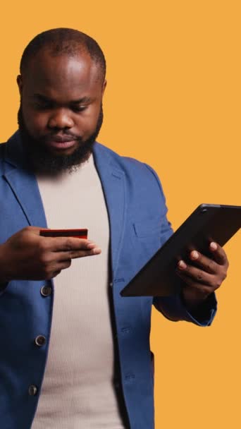 인터넷 카드를 제품에 태블릿 스크린에 스크롤 비디오 아프리카계 미국인 온라인 — 비디오