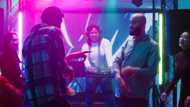 Arkadaşların eğlenceli dans savaşlarını seviyor. Kulüpte elektronik müzik eşliğinde eğleniyorlar. Havalı insanlar parti etkinliklerinde hava atmak için breakdance savaşı yapıyor. Üçayak atışı.