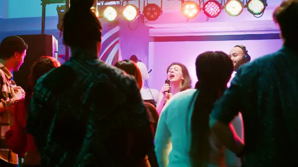 Ευτυχισμένη Γυναίκα Κάνει Καραόκε Στο Πάρτι Τραγουδάει Τραγούδια Τον Μπροστά — Φωτογραφία Αρχείου