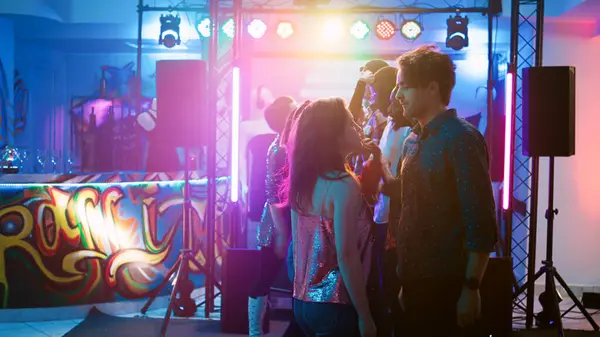 Άνδρες Και Γυναίκες Χορεύουν Στο Funky Party Ηλεκτρονική Μουσική Διασκεδάζοντας — Φωτογραφία Αρχείου