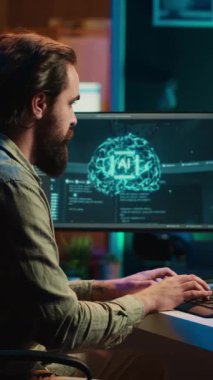 Dikey Görüntü Bilgisi AGI yapay zeka siber uzayda insan formu kazanıyor, el sallıyor, selam veriyor. Yapay zeka bilinçli hale geliyor, bilişim yönetimini selamlıyor, insan makine etkileşimi kavramı