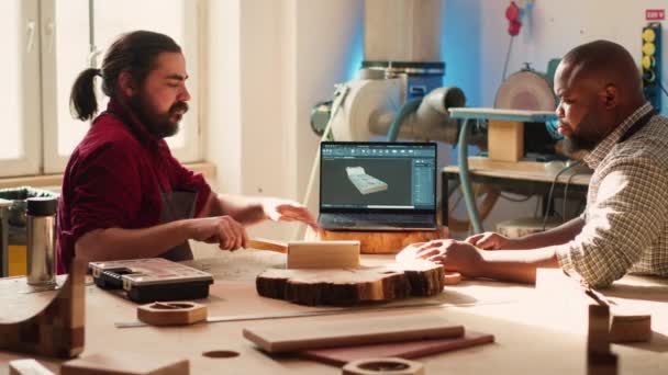 Kézműves Gyakornok Összehasonlítja Fadarabot Cad Szoftveren Megjelenített Vázlattal Laptopon Faipari — Stock videók