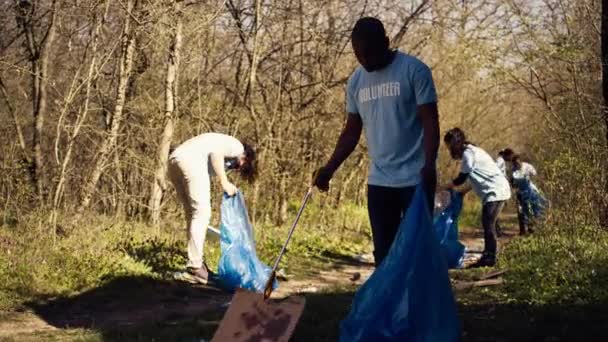 Hombre Afroamericano Voluntario Recogiendo Basura Desechos Plásticos Con Pinzas Agarrando — Vídeos de Stock