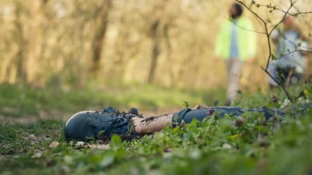 Groupe Sauveteurs Trouvé Une Victime Pieds Nus Assassinée Dans Forêt — Video