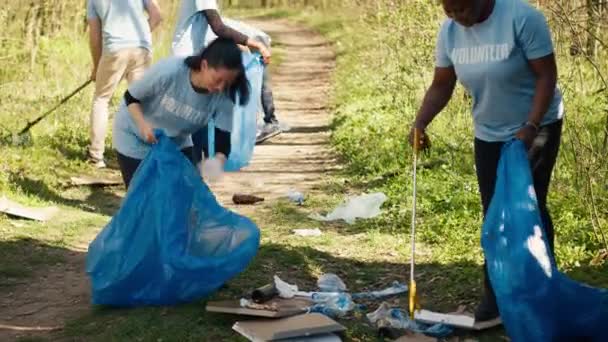 Ομάδα Διαφόρων Εθελοντών Που Συλλέγουν Σκουπίδια Από Δάσος Και Ανακυκλώνουν — Αρχείο Βίντεο