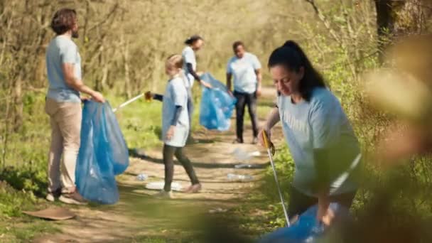 Περιβαλλοντικός Ακτιβιστής Μαζεύει Σκουπίδια Ένα Εργαλείο Νυχιών Και Ανακυκλώνει Προστατεύει — Αρχείο Βίντεο