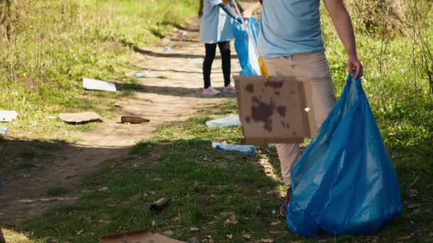 Νεαρός Εθελοντής Καθαρίζει Σκουπίδια Ένα Μακρύ Νύχι Για Αρπάξει Σκουπίδια — Αρχείο Βίντεο