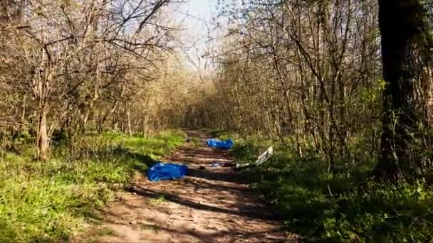 Drone Shot Van Lege Bos Landschap Gevuld Met Afval Plastic — Stockvideo