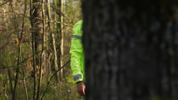 가이드는 실종자를 맨헌트 단서를 지역으로가는 안내합니다 숲에서 잃어버린 피해자 시민을 — 비디오