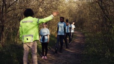 Kayıp şahsın görevi kötüleştikçe, kurtarma ekibinin amiri ipucu aramak için ekibine ormanda rehberlik ediyor. İnsanlar kayıp kişilerin isimlerini haykırıyor. Kamera B.