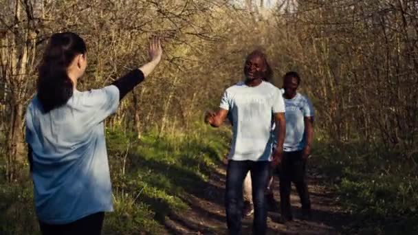 Activisten Feliciteren Elkaar Met Een High Five Een Succesvol Teamwork — Stockvideo