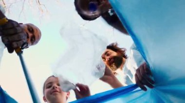 Çöp torbasında çöp ve plastik çöp toplayan, çöp öğütücüdeki çöpleri geri dönüştüren ve ormanı temizleyen çevreci aktivistlerin POV 'u. İnsanlar sıfır atık aktivizmini destekliyor. Kamera A.