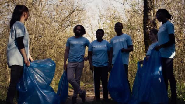 Ομάδα Εθελοντών Ετοιμάζεται Συλλέξει Σκουπίδια Και Σκουπίδια Από Δάσος Ανακυκλώνοντας — Αρχείο Βίντεο