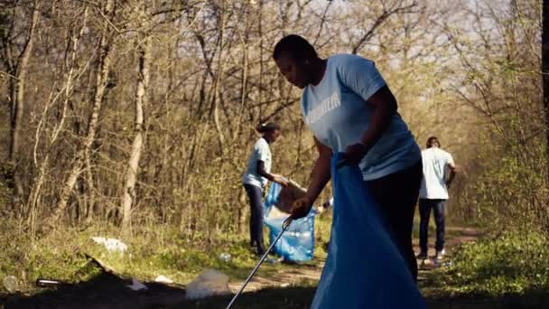 非裔美国人积极分子进行垃圾清理 以打击非法倾倒 用垃圾处理来保护自然环境 从事从林区收集垃圾的妇女 摄像头B — 图库视频影像