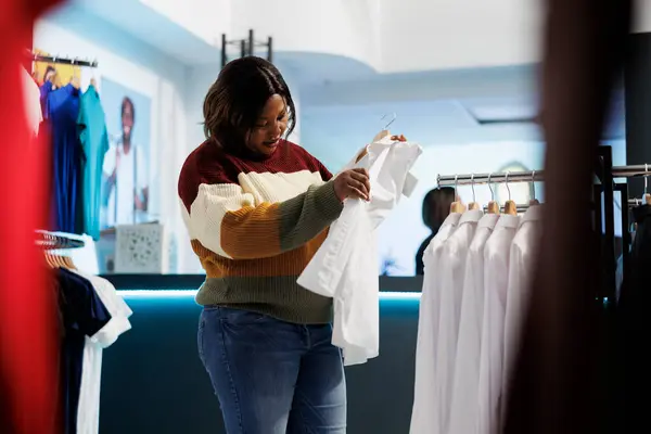 Boutique Mode Client Tenant Chemise Blanche Sur Cintre Vérifier Qualité — Photo