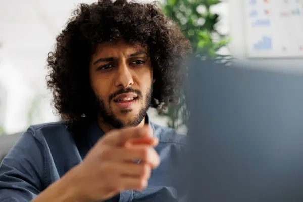 Арабский Исполнительный Директор Обсуждает План Роста Продаж Коллегами Видеопрокате Ноутбуке — стоковое фото