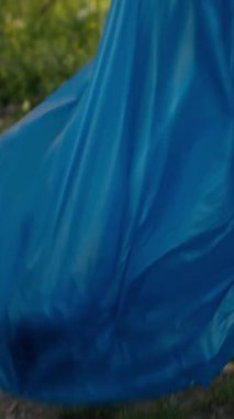 Afro-Amerikalı bir kız çöp torbasında maşa kullanarak çöp topluyor, plastik atıkları geri dönüştürüyor ve ormandaki çöpleri topluyor. Ormanı çöpten temizleyen genç bir kadın eylemci. Kamera A.