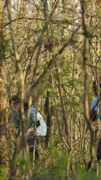 拯救生命组织的志愿者在树林中寻找失踪人员 并在树林中呼唤失踪人员的名字 然后穿过树林跟踪他们的脚步 搜救队正在寻找失踪的受害者 相机A — 图库视频影像