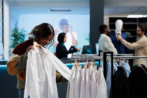 Африканская Американка Примеряет Рубашку Проверяет Размер Форму Время Шопинга Магазине Стоковое Изображение
