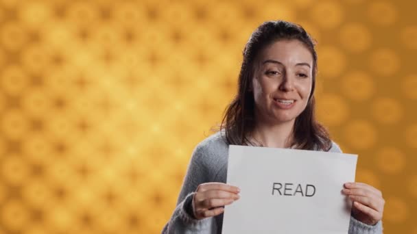Vrouw Met Boodschap Handen Die Mensen Aanspoort Meer Lezen Spreekt — Stockvideo