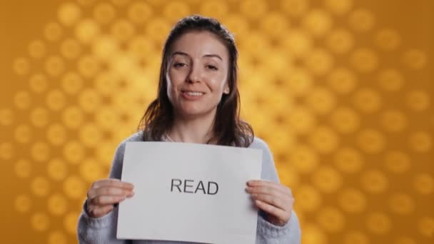 Mujer Sosteniendo Mensaje Las Manos Instando Gente Leer Más Hablando — Vídeos de Stock