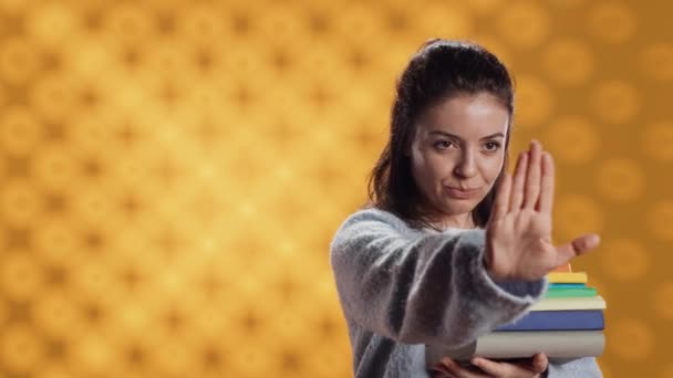 Πορτρέτο Της Αυστηρής Γυναίκας Κρατώντας Στοίβα Από Βιβλία Κάνει Στοπ — Αρχείο Βίντεο